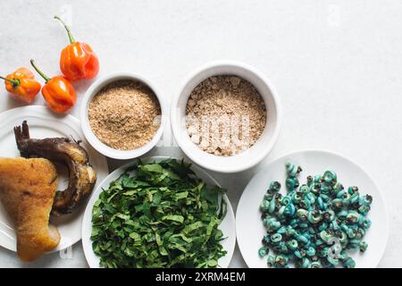 Overhead-Ansicht der Zutaten für die Zubereitung von Ogbono-Suppe auf einer Granitarbeitsfläche, Draufsicht der Miese und anstelle der Zutaten für die Zubereitung von Ogbono- und Okro-Suppe, Stockfoto