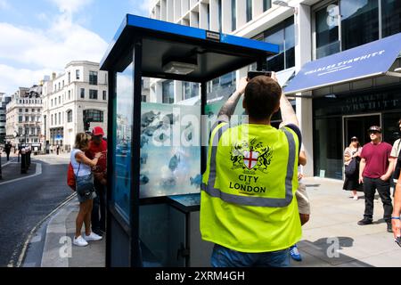 City of London, Großbritannien. August 2024. „Banksy“ Piranha-Fische erscheinen in London in einer Polizeibox in der Nähe der St. Paul's Cathedral. Quelle: Matthew Chattle/Alamy Live News Stockfoto