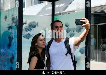 City of London, Großbritannien. August 2024. „Banksy“ Piranha-Fische erscheinen in London in einer Polizeibox in der Nähe der St. Paul's Cathedral. Quelle: Matthew Chattle/Alamy Live News Stockfoto