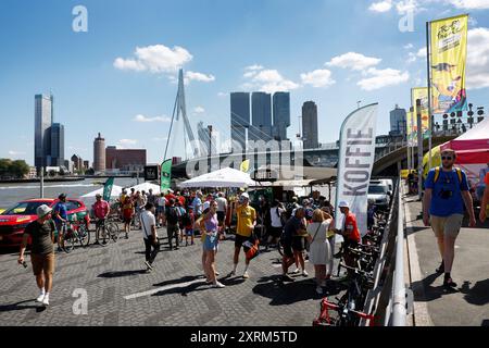 ROTTERDAM - Fanzone der Tour de France Femmes, der Tour de France für Frauen, die mit einer Fahrt von Rotterdam nach den Haag beginnt. Die mehrtägige Radtour dauert bis zum 18. August. ANP BAS CZERWINSKI Stockfoto