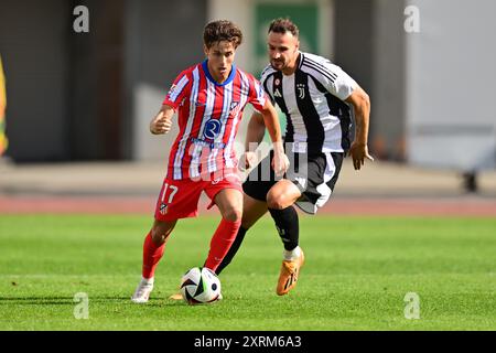 Rodrigo Riquelme von Atlético und Frederico Gatti von Juventus während des Freundschaftsfußballspiels zwischen Atlético Madrid und Juventus am 11. august 2024 in Ullevi in Göteborg, Schweden. Foto: Björn Larsson Rosvall/TT/Code 9200 Credit: TT News Agency/Alamy Live News Stockfoto
