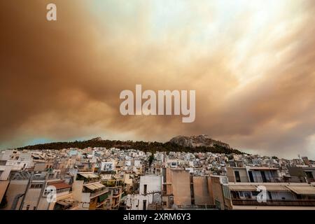 Dichter Rauch von Waldbränden in den Regionen Varvanas und Grammatiko umhüllt den Himmel über Athen, Griechenland, und schafft eine dramatische Szene über der griechischen Hauptstadt Stockfoto