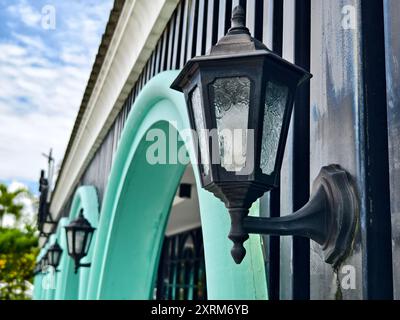 Weißes Gebäude mit Bogenfenstern und blauen Zierleisten steht hoch unter klarem Himmel Stockfoto