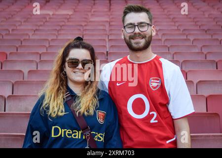 London, Großbritannien. August 2024. Die Fans von Arsenal lächeln vor dem Freundschaftsspiel Arsenal FC gegen Olympique Lyonnais im Emirates Stadium, London, England, Großbritannien am 11. August 2024 Credit: Every Second Media/Alamy Live News Stockfoto