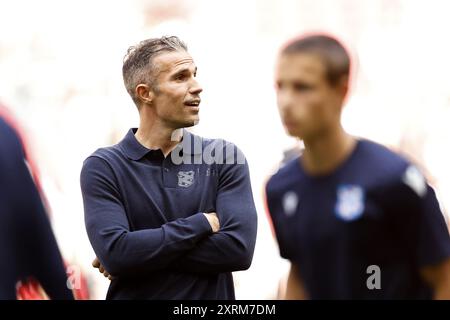 AMSTERDAM - sc Heerenveen Trainer Robin van Persie während des niederländischen Eredivisie-Spiels zwischen Ajax Amsterdam und SC Heerenveen in der Johan Cruijff Arena am 11. August 2024 in Amsterdam, Niederlande. ANP | Hollandse Hoogte | MAURICE VAN STEEN Stockfoto