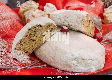 Köstliches Brot mit Rosinen auf rotem Hintergrund in einem Schaufenster. Essen Stockfoto