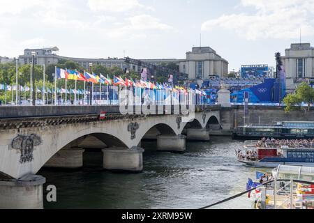 Pont d'Iéna über La seine in Paris, mit Nationalflaggen während der Olympischen Spiele 2024 in Paris, Frankreich Stockfoto