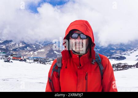 Porträt des Bergsteigers auf dem verschneiten Hang des Mount Elbrus auf dem Weg zum Gipfel. Elbrus ist der höchste Gipfel Europas Stockfoto