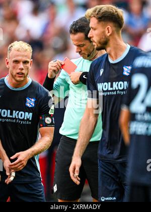 AMSTERDAM - Schiedsrichter Bas Nijhuis kehrt die rote Karte von Pawel Bochniewicz vom SC Heerenveen während des niederländischen Eredivisie-Spiels zwischen Ajax Amsterdam und SC Heerenveen in der Johan Cruijff Arena am 11. August 2024 in Amsterdam, Niederlande um. ANP OLAF KRAAK Stockfoto