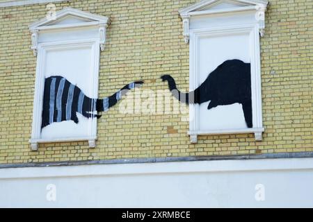 London, Großbritannien. August 2024. Die „Elephant“ Banksy in Chelsea wurde bereits wenige Tage nach ihrem Erscheinen vandalisiert, der Vandale unterschrieb sogar seine Initialen unter dem Werk. Der Gemeinderat beschimpfte ein philistisches Verhalten und schwöre, es zu schützen. Quelle: Brian Minkoff /Alamy Live News Stockfoto