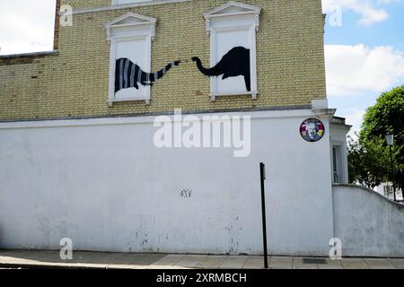 London, Großbritannien. August 2024. Die „Elephant“ Banksy in Chelsea wurde bereits wenige Tage nach ihrem Erscheinen vandalisiert, der Vandale unterschrieb sogar seine Initialen unter dem Werk. Der Gemeinderat beschimpfte ein philistisches Verhalten und schwöre, es zu schützen. Quelle: Brian Minkoff /Alamy Live News Stockfoto