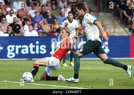 DEVENTER - Soren Tengstedt von Go Ahead Eagles, Rodrigo Guth von Fortuna Sittard (lr) während des niederländischen Eredivisie-Spiels zwischen Go Ahead Eagles und Fortuna Sittard in de Adelaarshorst am 11. August 2024 in Deventer, Niederlande. ANP VINCENT JANNINK Stockfoto