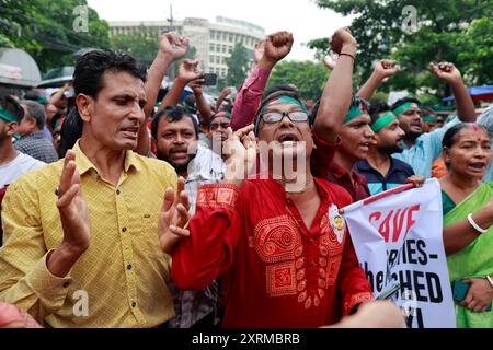 Dhaka, Bangladesch. August 2024. Mitglieder der hinduistischen Gemeinde Bangladesch protestieren gegen die Angriffe auf Häuser, Tempel, Geschäfte und verschiedene Teile des Landes, nachdem der ehemalige Premierminister Scheich Hasina am 11. August 2024 in Dhaka, Bangladesch, zurückgetreten war und aus dem Land geflohen war. (Kreditbild: © Suvra Kanti das/ZUMA Press Wire) NUR REDAKTIONELLE VERWENDUNG! Nicht für kommerzielle ZWECKE! Quelle: ZUMA Press, Inc./Alamy Live News Stockfoto