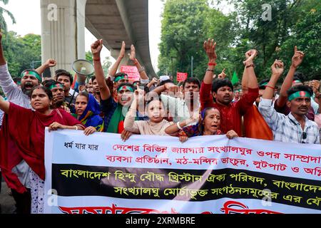 Dhaka, Bangladesch. August 2024. Mitglieder der hinduistischen Gemeinde Bangladesch protestieren gegen die Angriffe auf Häuser, Tempel, Geschäfte und verschiedene Teile des Landes, nachdem der ehemalige Premierminister Scheich Hasina am 11. August 2024 in Dhaka, Bangladesch, zurückgetreten war und aus dem Land geflohen war. (Kreditbild: © Suvra Kanti das/ZUMA Press Wire) NUR REDAKTIONELLE VERWENDUNG! Nicht für kommerzielle ZWECKE! Quelle: ZUMA Press, Inc./Alamy Live News Stockfoto