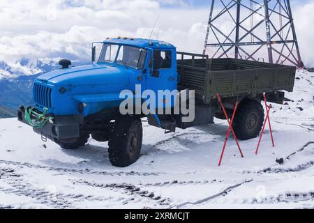 Elbrus, Russland - 31. Juli 2024: Geländewagen Ural-4320 im Hochland Stockfoto