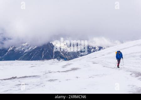 Elbrus, Russland - 31. Juli 2024: Bergsteiger klettern langsam auf den verschneiten Hang des Mount Elbrus Stockfoto