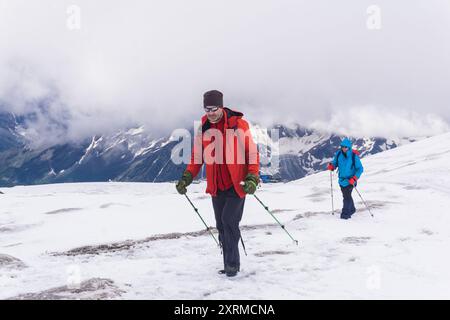 Elbrus, Russland - 31. Juli 2024: Bergsteiger klettern langsam auf den verschneiten Hang des Mount Elbrus Stockfoto