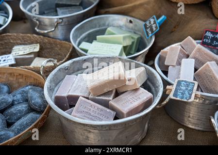 Handgefertigte Seifenriegel aus natürlichen Zutaten. Stockfoto