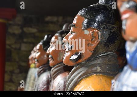 JAPANISCHE SAMURAI-SOLDATEN AUS HOLZ Stockfoto