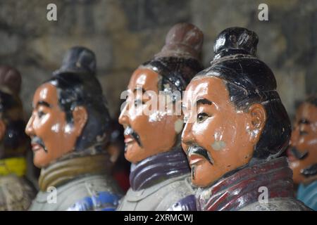 JAPANISCHE SAMURAI-SOLDATEN AUS HOLZ Stockfoto