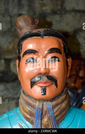 JAPANISCHE SAMURAI-SOLDATEN AUS HOLZ Stockfoto