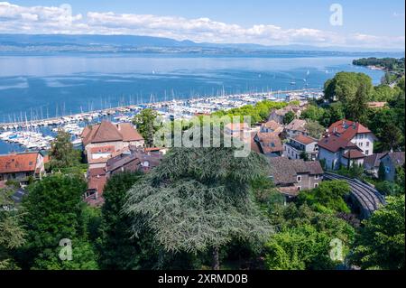 Der Blick vom Belvedere Park von Thonon-les-Bains über die Stadt und den Hafen am Genfer See, Frankreich Stockfoto