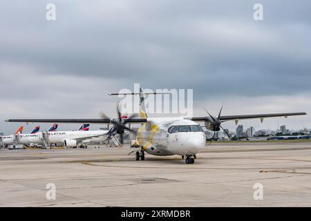 Voepass Airline Flugzeug auf der Landebahn am Congonhas Airport. Stadt São Paulo, Brasilien. Im Hintergrund, Latam Airline Flugzeuge. Stockfoto