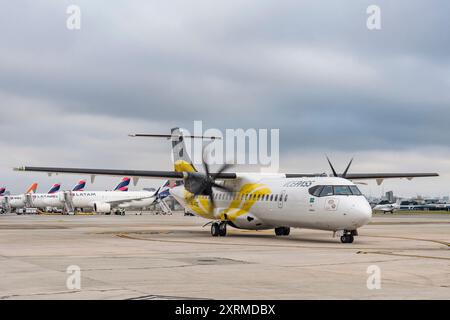 Voepass Airline Flugzeug auf der Landebahn am Congonhas Airport. Stadt São Paulo, Brasilien. Im Hintergrund, Latam Airline Flugzeuge. Stockfoto