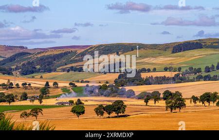 Dundee, Tayside, Schottland, Großbritannien. August 2024. Wetter in Großbritannien: Die warme August-Sonne bietet einen herrlichen Blick auf Dundee Sidlaw Hills und Strathmore Valley in Schottland. Quelle: Dundee Photographics/Alamy Live News Stockfoto