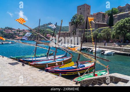 Traditionelle Fischerboote, Kirche Notre-Dame und ehemaliger Leuchtturm, Collioure, Côte Vermeille, Pyrénées Orientales, Occitanie, Frankreich Stockfoto