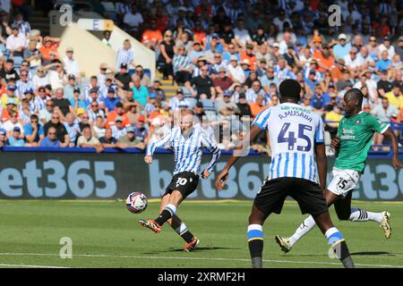 Sheffield Wednesday Mittelfeldspieler Barry Bannan (10) schießt beim Sheffield Wednesday FC gegen Plymouth Argyle FC SKY BET EFL Championship Match im Hillsborough Stadium, Sheffield, England, Großbritannien am 11. August 2024 Guthaben: Every Second Media/Alamy Live News Stockfoto