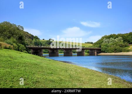 Wimbleball Lake und Bessom Bridge im Exmoor National Park in Somerset, großbritannien an sonnigen Sommertagen Stockfoto