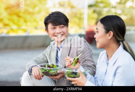 Junge Freunde Genießen Am Nachmittag Frische Salate Im Outdoor Park Stockfoto