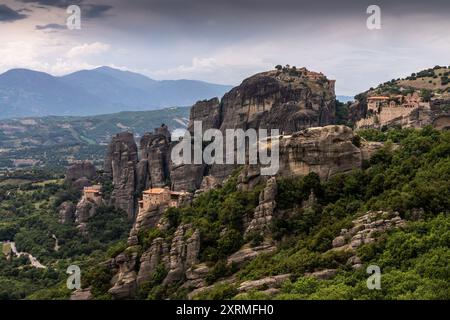 Die orthodoxen Meteora-Klöster, die auf Felsen in den Hügeln um Kalambaka gebaut wurden. Griechenland. Stockfoto