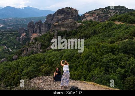 Die orthodoxen Meteora-Klöster, die auf Felsen in den Hügeln um Kalambaka gebaut wurden. Griechenland. Stockfoto