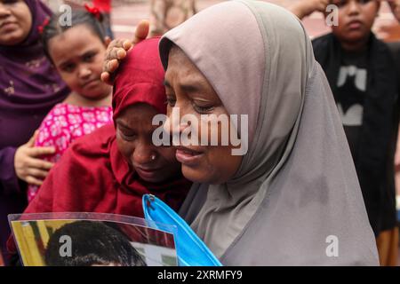 Dhaka, Dhaka, Bangladesch. August 2024. Familienangehörige von Opfern von Verschwindenlassen, die angeblich von Regierungsbehörden während der Herrschaft der Awami-Liga begangen wurden, sammeln sich mit Porträts ihrer verschwundenen Verwandten, während sie am 11. August 2024 vor dem Shaheed Minar in Dhaka um ihre Rückkehr bitten. (Kreditbild: © Abu Sufian Jewel/ZUMA Press Wire) NUR REDAKTIONELLE VERWENDUNG! Nicht für kommerzielle ZWECKE! Stockfoto