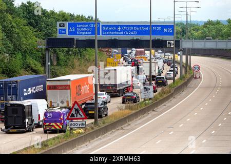 Starker Verkehr gegen den Uhrzeigersinn bei der Einfahrt zu den Baustellen an der Kreuzung 10 auf der Autobahn M25 bei Wisley Surrey England UK Stockfoto