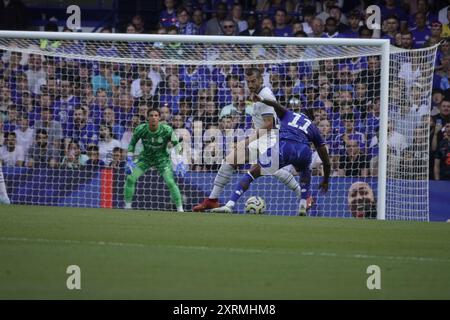 Chelsea, London, Großbritannien - Sonntag, 11. August 2024 Chelsea Football Club spielt Inter Mailand Football Club (Italien) in einem Freundschaftsspiel vor der Saison in ihrem Heimstadion, Stamford Bridge OPS hier: Chelsea's Madueke (11) in Torhülle,- Credit: Motofoto/Alamy Live News Stockfoto