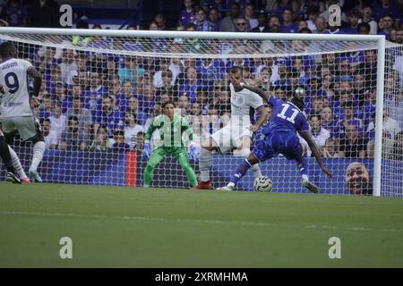 Chelsea, London, Großbritannien - Sonntag, 11. August 2024 Chelsea Football Club spielt Inter Mailand Football Club (Italien) in einem Freundschaftsspiel vor der Saison in ihrem Heimstadion, Stamford Bridge OPS hier: Chelsea's Madueke (11) in Torhülle,- Credit: Motofoto/Alamy Live News Stockfoto