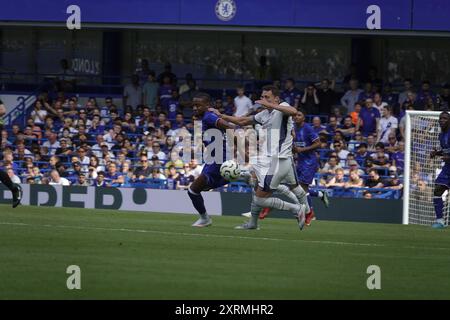 Chelsea, London, Großbritannien - Sonntag, 11. August 2024 Chelsea Football Club spielt Inter Mailand Football Club (Italien) in einem Freundschaftsspiel vor der Saison in ihrem Heimatstadion, Stamford Bridge OPS hier: Inter Player Grapples with Chelsea Opposition - Credit: Motofoto/Alamy Live News Stockfoto