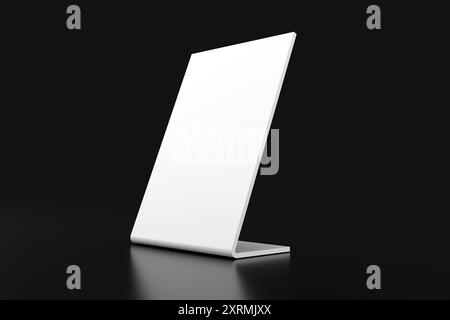 Modell der Acrylzelt-Karte oder des Stands auf schwarzem Hintergrund - 3D-Darstellung Stockfoto