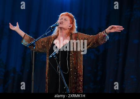 Der schottische Singer-Songwriter und MBE Sadenia Reader, ehemaliger Frontmann mit der Folk-Gruppe Fairground Attraction und Empfänger von drei BRIT Awards, tritt Eddi Reader live auf der Bühne des Fairport Cropredy Convention Folk Festivals auf. (Foto: Dawn Fletcher-Park / SOPA Images/SIPA USA) Stockfoto