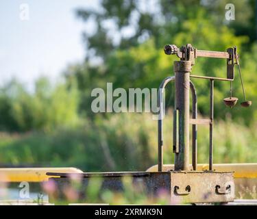 Eine alte Bodenwaage im Fischerhafen. Eine rostfreie Plattformwaage in industrieller Größe mit einer Balkenwaage. Stockfoto