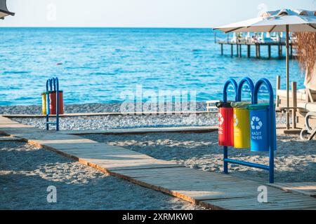 Behälter, Mülltonnen für separate Abfälle am Strand, Abfallrecycling, Umweltschutz Stockfoto