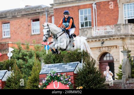 Nina de Haas aus den Niederlanden mit Ballylaffin Juno während des CCI4*S Cross Country bei den NAF Five Star International Hartpury Horse Trials am 10. August 2024, Hartpury, Vereinigtes Königreich (Foto: Maxime David - MXIMD Pictures) Stockfoto