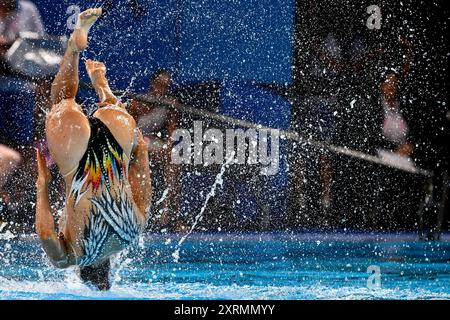 Paris, Frankreich. August 2024. Kate Shortman und Isabelle Thorpe aus Großbritannien treten im künstlerischen Schwimm-Duett Free Final während der Olympischen Spiele 2024 im Aquatics Centre in Paris (Frankreich) am 10. August 2024 an. Quelle: Insidefoto di andrea staccioli/Alamy Live News Stockfoto