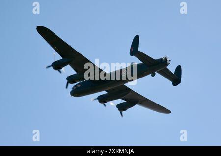 Eine Nahaufnahme des Avro Lancaster Bombers, der am Sonntag, den 11., in Lytham St. Annes, Lancashire, Großbritannien, Europa über uns fliegt. August 2024. Stockfoto