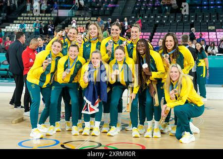 PARIS, FRANKREICH - 11. AUGUST: L-R) Isobel Borlase aus Australien, Kristy Wallace aus Australien, Sami Whitcomb aus Australien, Alanna Smith aus Australien, Tess Madgen aus Australien, Cayla George aus Australien, Steph Talbot aus Australien, Ezi Magbegor aus Australien, Marianna Tolo aus Australien, Lauren Jackson aus Australien posiert mit ihrer Bronzemedaille nach dem Women's Gold Medal Game 52, France vs United States of America am 16. Tag der Olympischen Spiele Paris 2024 in der Arena Bercy am 11. August 2024 in Paris. (Daniela Porcelli/SPP) Stockfoto