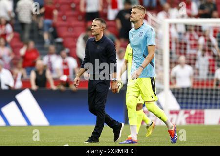 AMSTERDAM - sc Heerenveen Trainer Robin van Persie, sc Heerenveen Torhüter Andries Noppert enttäuschte nach dem niederländischen Eredivisie-Spiel zwischen Ajax Amsterdam und SC Heerenveen in der Johan Cruijff Arena am 11. August 2024 in Amsterdam. ANP | Hollandse Hoogte | MAURICE VAN STEEN Stockfoto