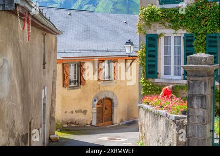 Im Dorfzentrum von AAS, einer charmanten ländlichen Siedlung im Ossau-Tal von Béarn, Frankreich Stockfoto